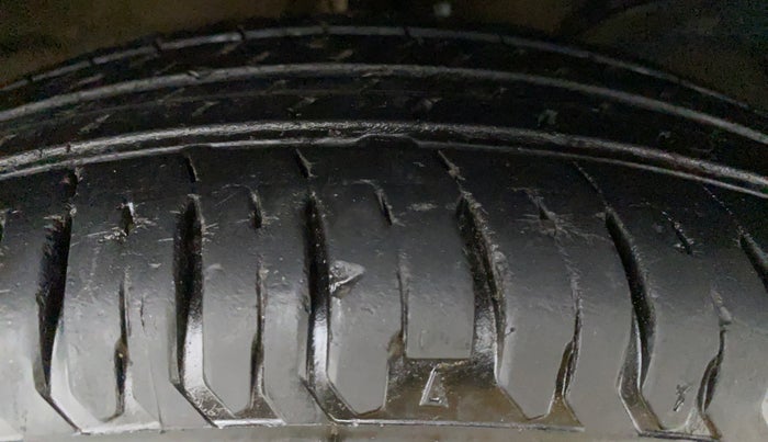 2018 Maruti Swift VXI D, Petrol, Manual, 30,069 km, Right Rear Tyre Tread