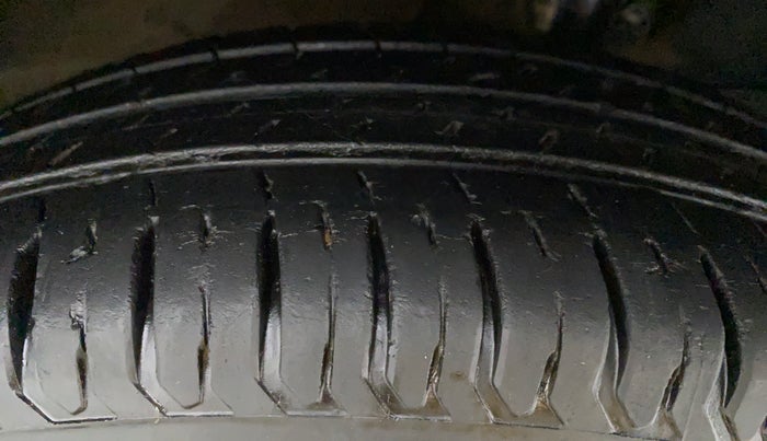 2018 Maruti Swift VXI D, Petrol, Manual, 30,069 km, Left Front Tyre Tread