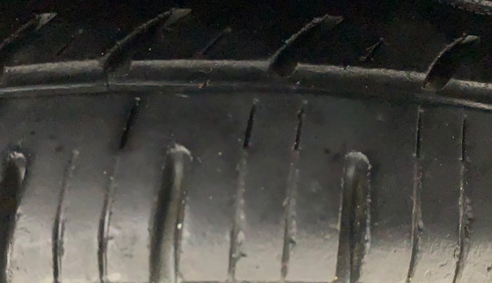 2017 Renault Kwid RXL, Petrol, Manual, 33,828 km, Left Rear Tyre Tread