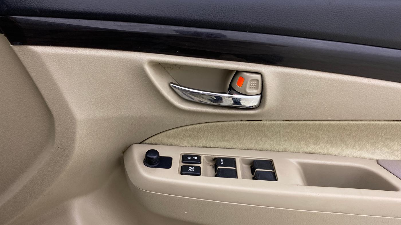2017 Maruti Ciaz SIGMA DIESEL 1.3, Diesel, Manual, 1,46,842 km, Driver Side Door Panels Control