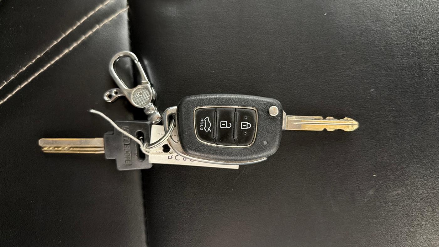 2022 Hyundai AURA S 1.2 CNG, CNG, Manual, 73,026 km, Key Close Up