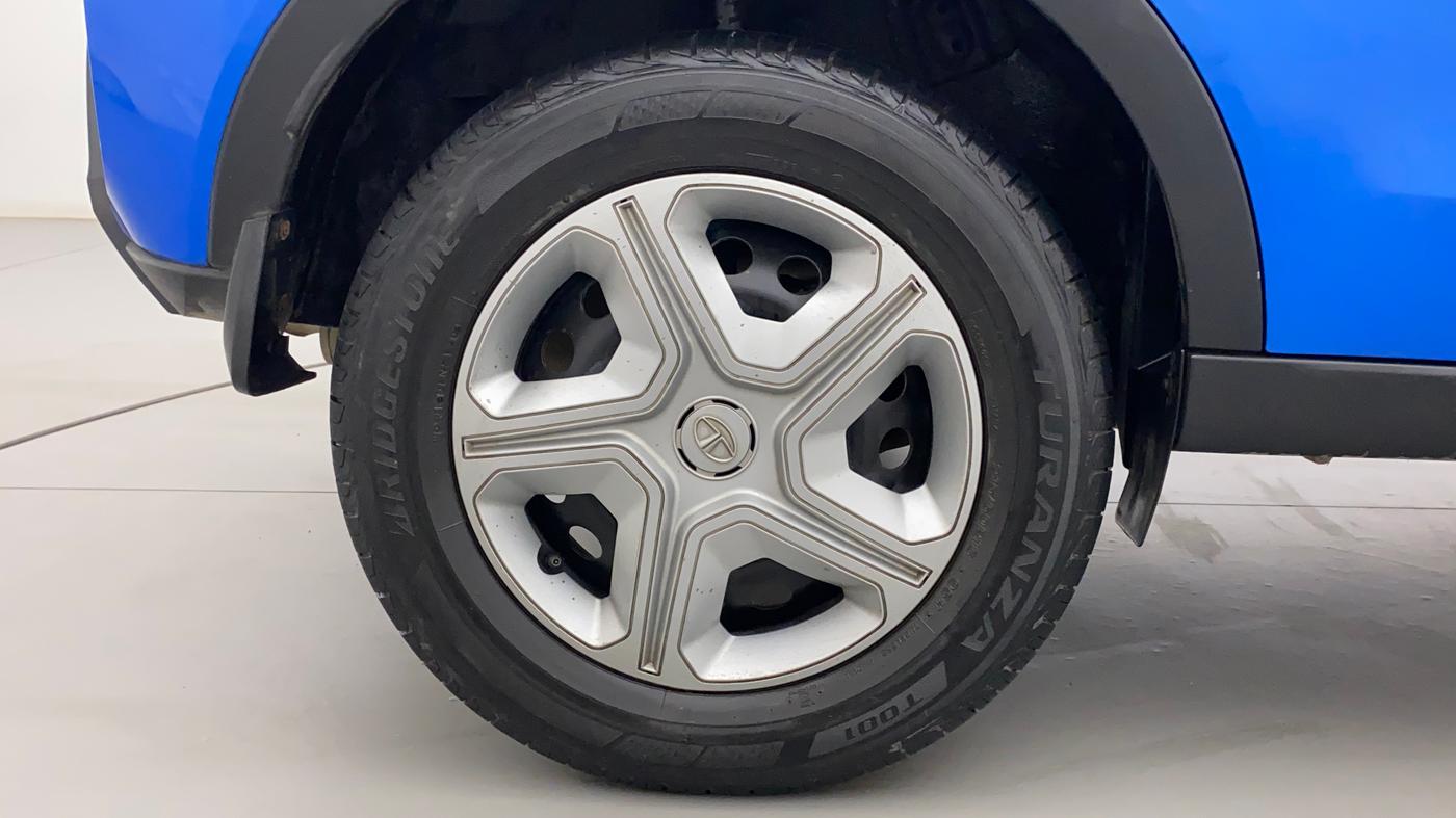 2021 Tata NEXON XMA SUNROOF PETROL, Petrol, Automatic, 31,226 km, Right Rear Wheel