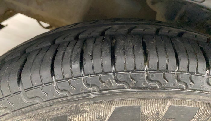 2018 Hyundai Eon ERA +, Petrol, Manual, 45,421 km, Left Front Tyre Tread