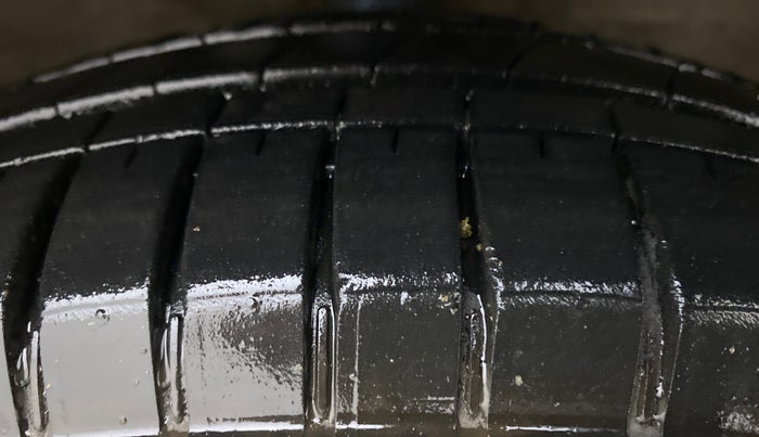 2017 Maruti Wagon R 1.0 LXI CNG, CNG, Manual, 74,124 km, Right Front Tyre Tread