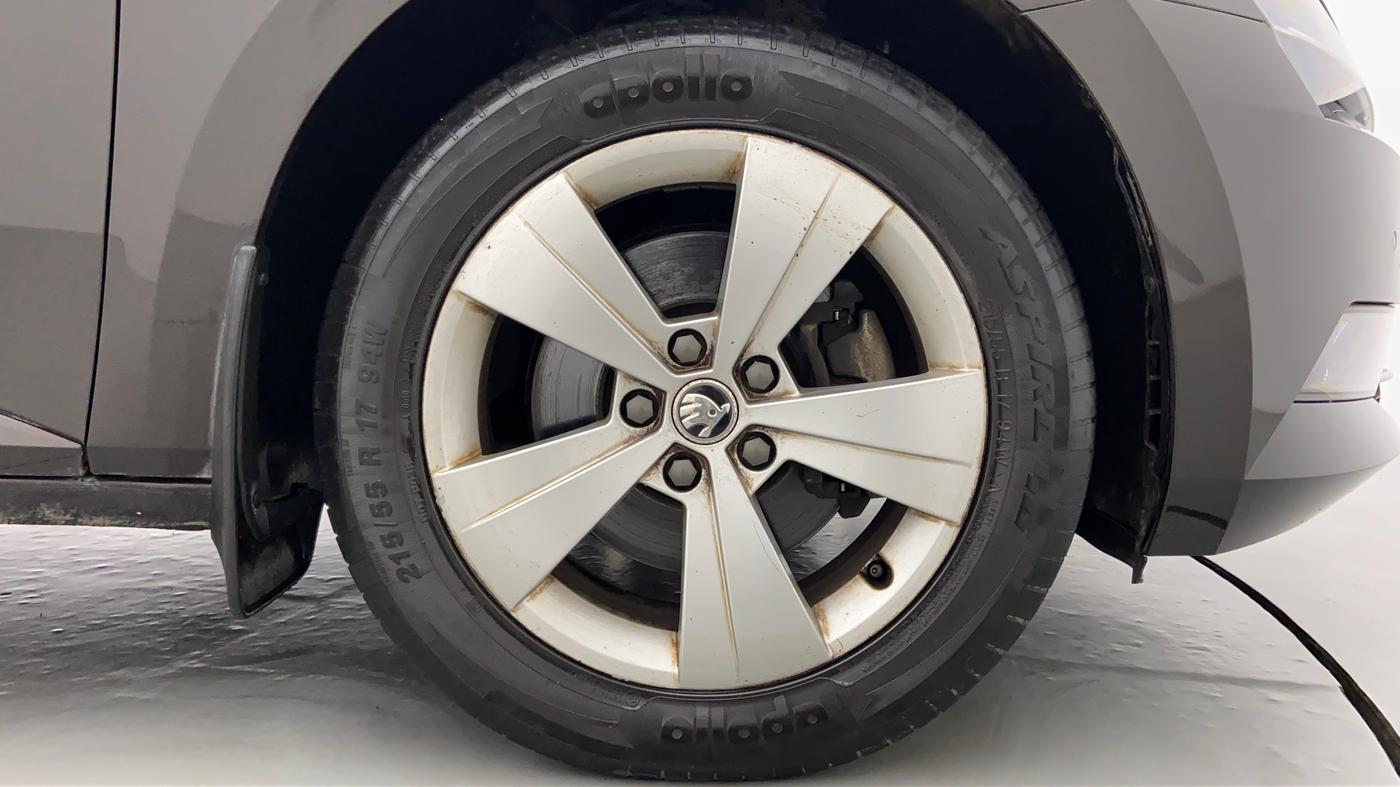 2018 Skoda Superb 1.8 TSI STYLE AT, Petrol, Automatic, 20,330 km, Right Front Wheel