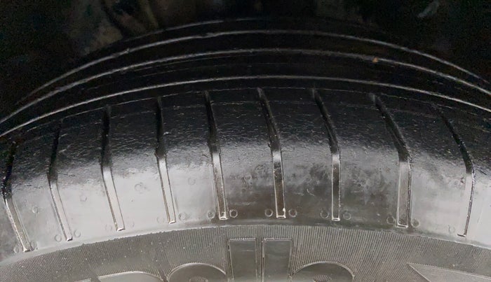 2018 Skoda Superb 1.8 TSI STYLE AT, Petrol, Automatic, 20,330 km, Right Front Tyre Tread