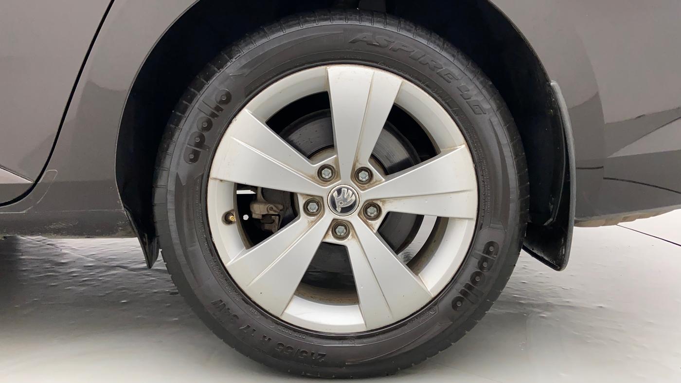 2018 Skoda Superb 1.8 TSI STYLE AT, Petrol, Automatic, 20,330 km, Left Rear Wheel