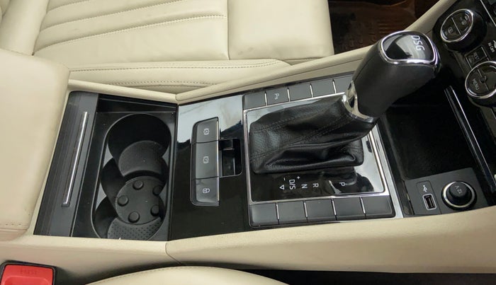 2018 Skoda Superb 1.8 TSI STYLE AT, Petrol, Automatic, 20,330 km, Gear Lever
