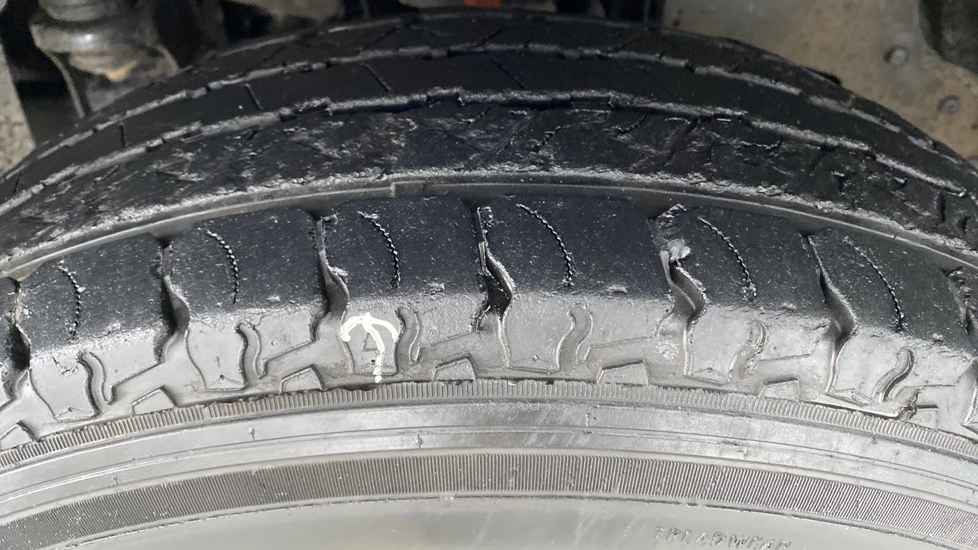 2016 Mahindra TUV300 T8 AT, Diesel, Automatic, 28,576 km, Left Front Tyre Tread