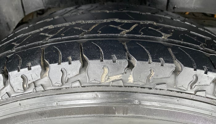 2016 Mahindra TUV300 T8 AT, Diesel, Automatic, 28,576 km, Right Rear Tyre Tread