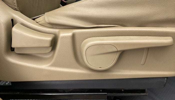 2016 Mahindra TUV300 T8 AT, Diesel, Automatic, 28,576 km, Driver Side Adjustment Panel