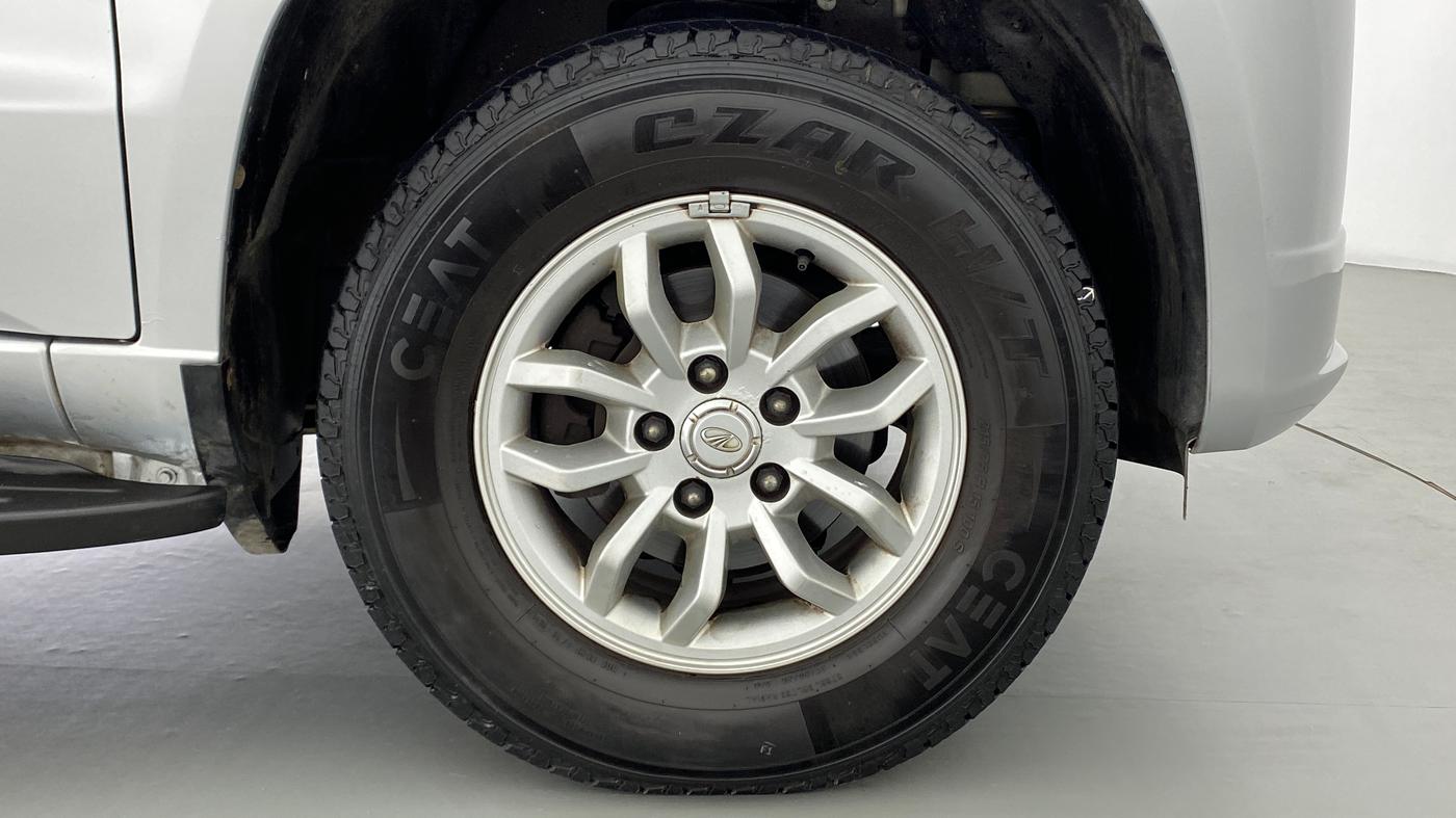 2016 Mahindra TUV300 T8 AT, Diesel, Automatic, 28,576 km, Right Front Wheel