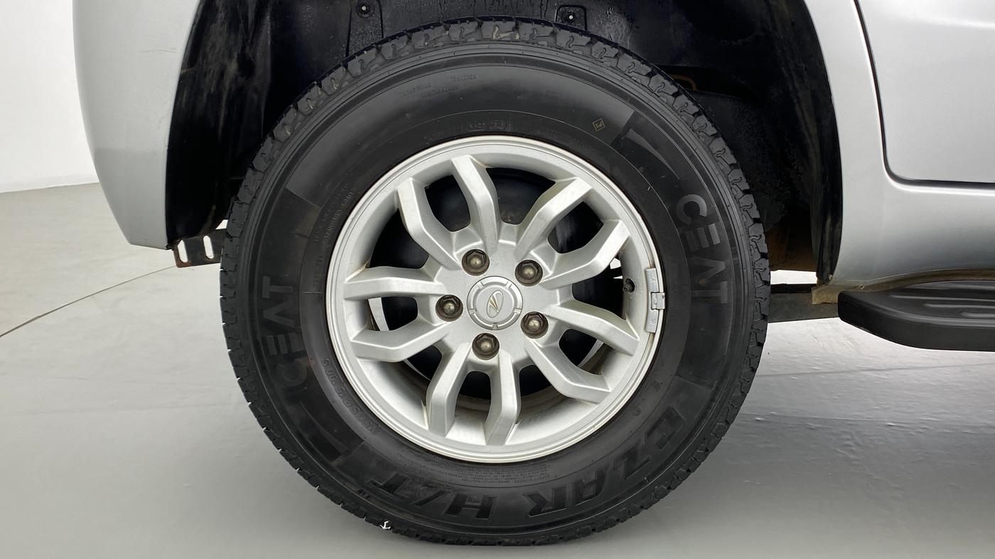 2016 Mahindra TUV300 T8 AT, Diesel, Automatic, 28,576 km, Right Rear Wheel