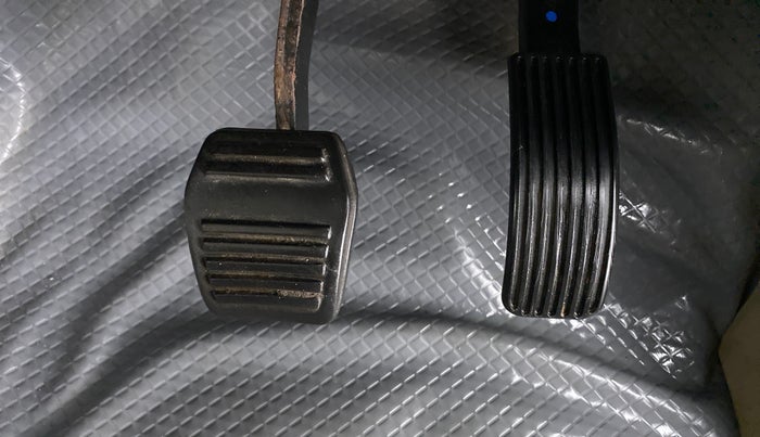 2016 Mahindra TUV300 T8 AT, Diesel, Automatic, 28,576 km, Pedals