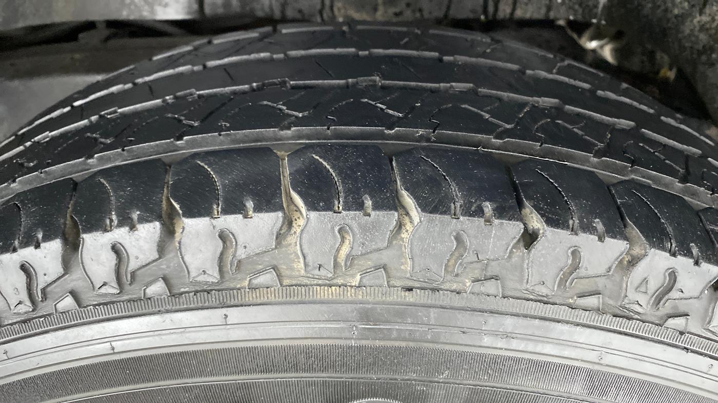 2016 Mahindra TUV300 T8 AT, Diesel, Automatic, 28,576 km, Left Rear Tyre Tread