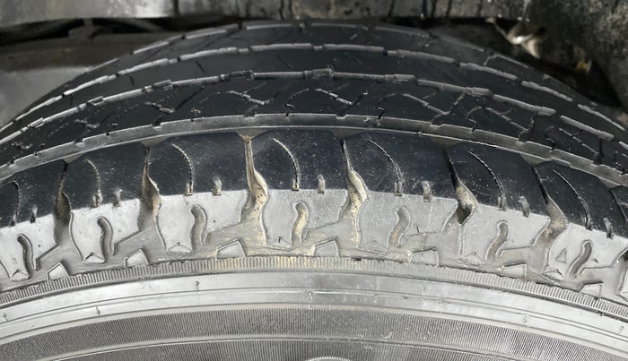 2016 Mahindra TUV300 T8 AT, Diesel, Automatic, 28,576 km, Left Rear Tyre Tread