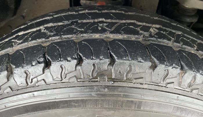 2016 Mahindra TUV300 T8 AT, Diesel, Automatic, 28,576 km, Right Front Tyre Tread