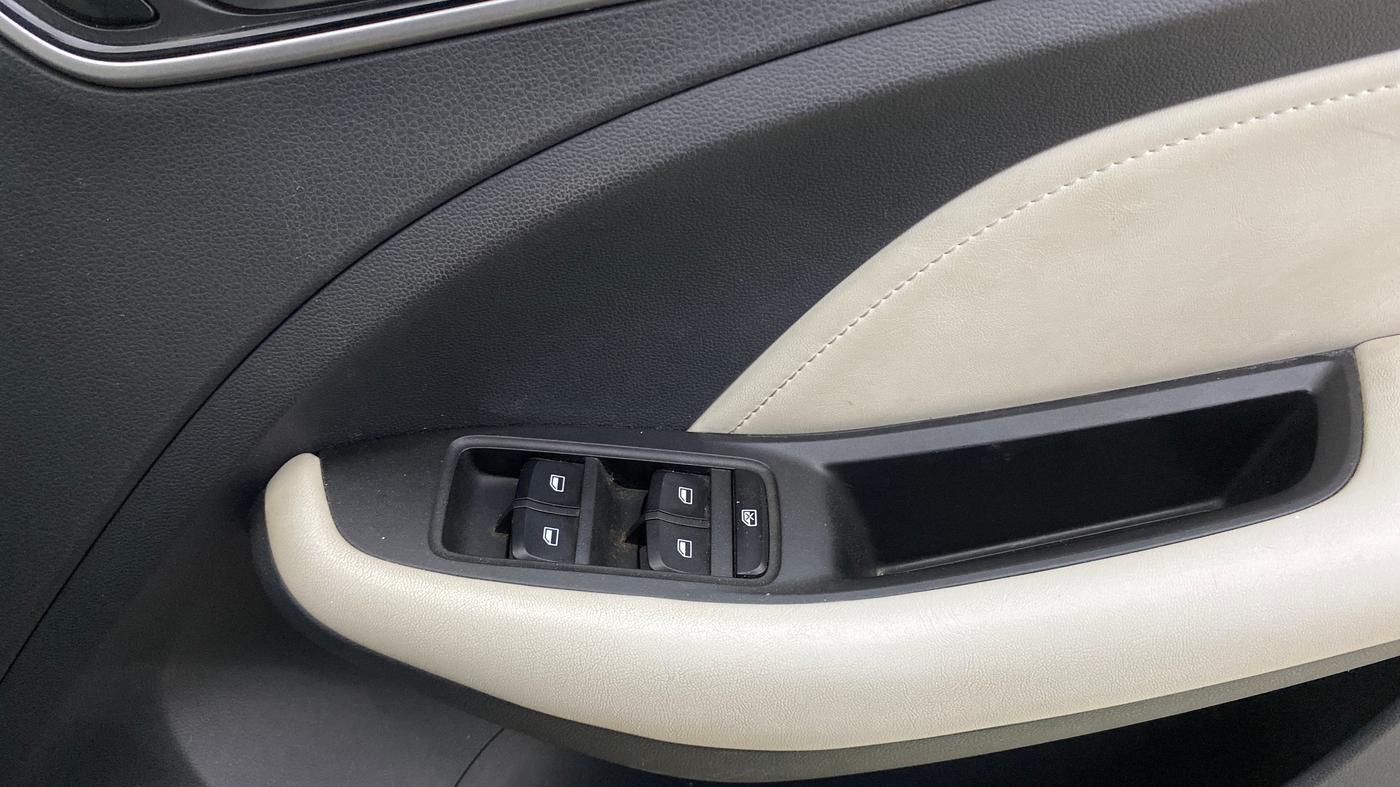 2022 MG ASTOR SHARP 1.5 CVT, Petrol, Automatic, 46,709 km, Driver Side Door Panels Control