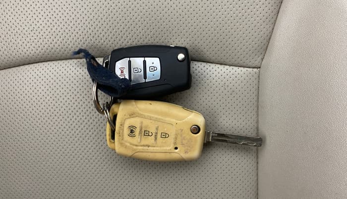 2021 Mahindra XUV300 W8 (O) 1.5 DIESEL, Diesel, Manual, 1,20,642 km, Key Close Up