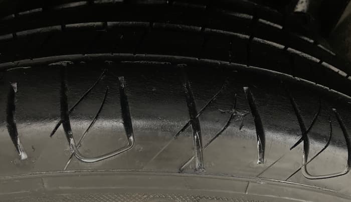 2021 Mahindra XUV300 W8 (O) 1.5 DIESEL, Diesel, Manual, 1,20,642 km, Right Rear Tyre Tread
