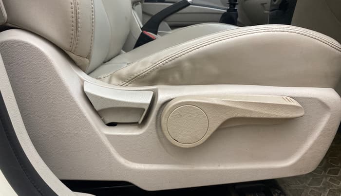 2021 Mahindra XUV300 W8 (O) 1.5 DIESEL, Diesel, Manual, 1,20,642 km, Driver Side Adjustment Panel