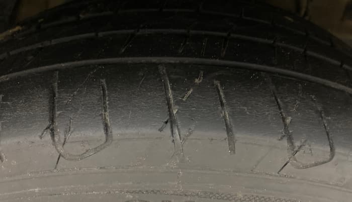 2021 Mahindra XUV300 W8 (O) 1.5 DIESEL, Diesel, Manual, 1,20,642 km, Right Front Tyre Tread