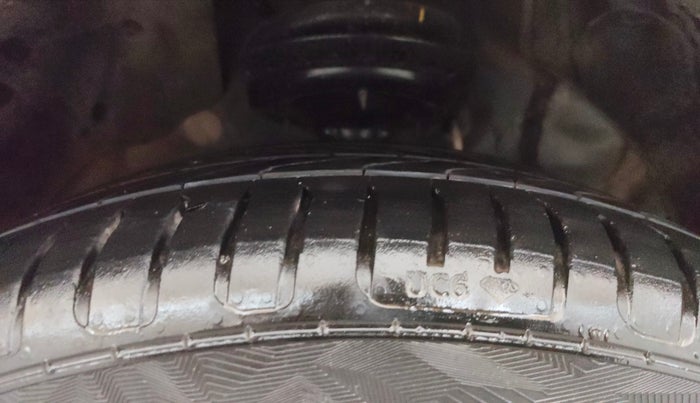 2021 Mahindra XUV300 W8 (O) 1.5 DIESEL, Diesel, Manual, 1,12,292 km, Right Front Tyre Tread