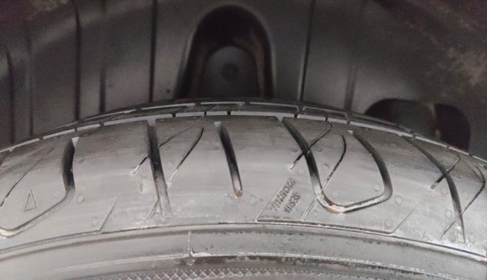 2021 Mahindra XUV300 W8 (O) 1.5 DIESEL, Diesel, Manual, 1,12,292 km, Right Rear Tyre Tread