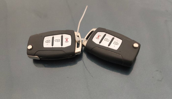 2021 Mahindra XUV300 W8 (O) 1.5 DIESEL, Diesel, Manual, 1,12,292 km, Key Close Up