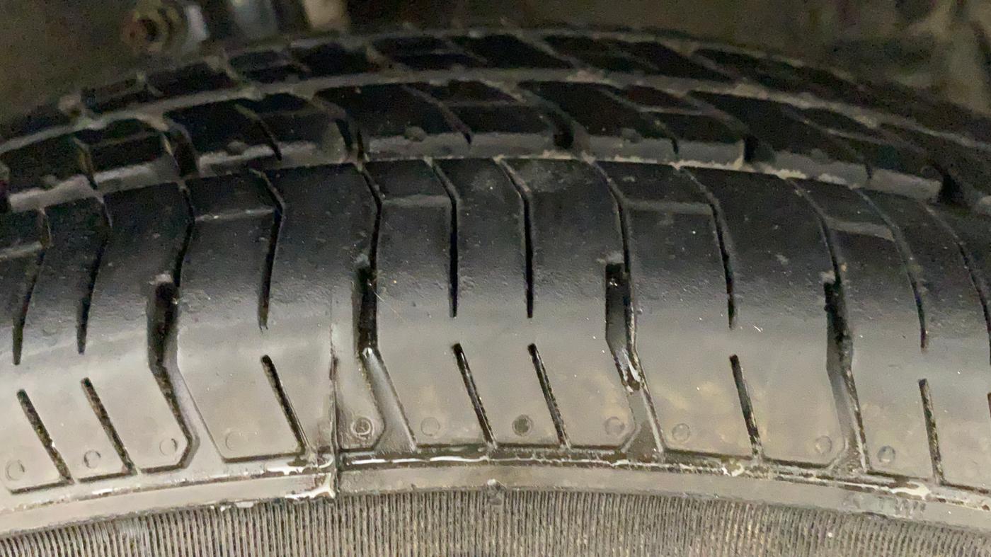 2012 Maruti Swift VXI, Petrol, Manual, 90,847 km, Right Front Tyre Tread
