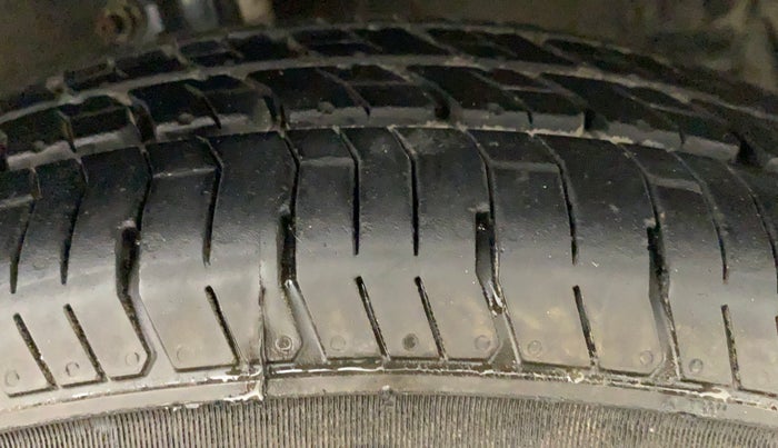 2012 Maruti Swift VXI, Petrol, Manual, 90,847 km, Right Front Tyre Tread
