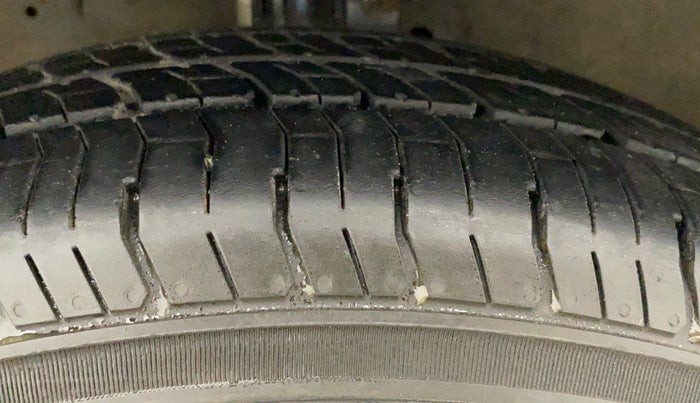2012 Maruti Swift VXI, Petrol, Manual, 90,847 km, Left Front Tyre Tread