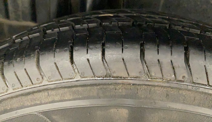 2012 Maruti Swift VXI, Petrol, Manual, 90,847 km, Right Rear Tyre Tread