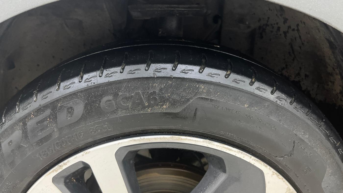 2023 Tata ALTROZ XZA + SUNROOF, Petrol, Automatic, 32,423 km, Left Front Tyre Tread