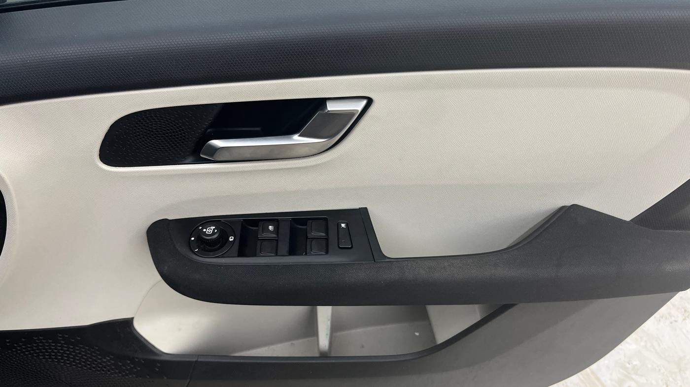 2023 Tata ALTROZ XZA + SUNROOF, Petrol, Automatic, 32,423 km, Driver Side Door Panels Control