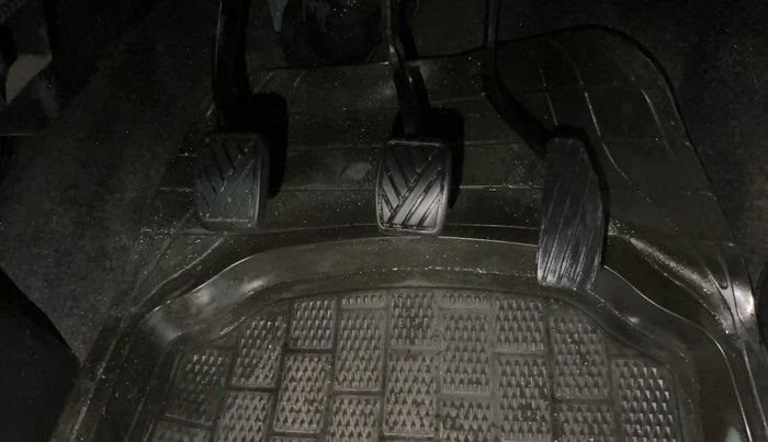 2017 Maruti Wagon R 1.0 LXI CNG, CNG, Manual, 69,553 km, Pedals