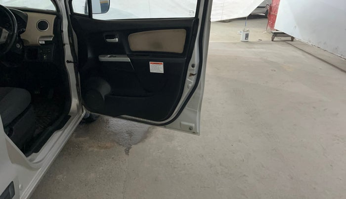 2017 Maruti Wagon R 1.0 LXI CNG, CNG, Manual, 69,553 km, Driver Side Door Panels Control