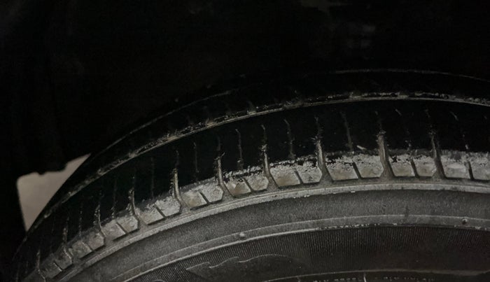 2017 Maruti Wagon R 1.0 LXI CNG, CNG, Manual, 69,553 km, Left Front Tyre Tread