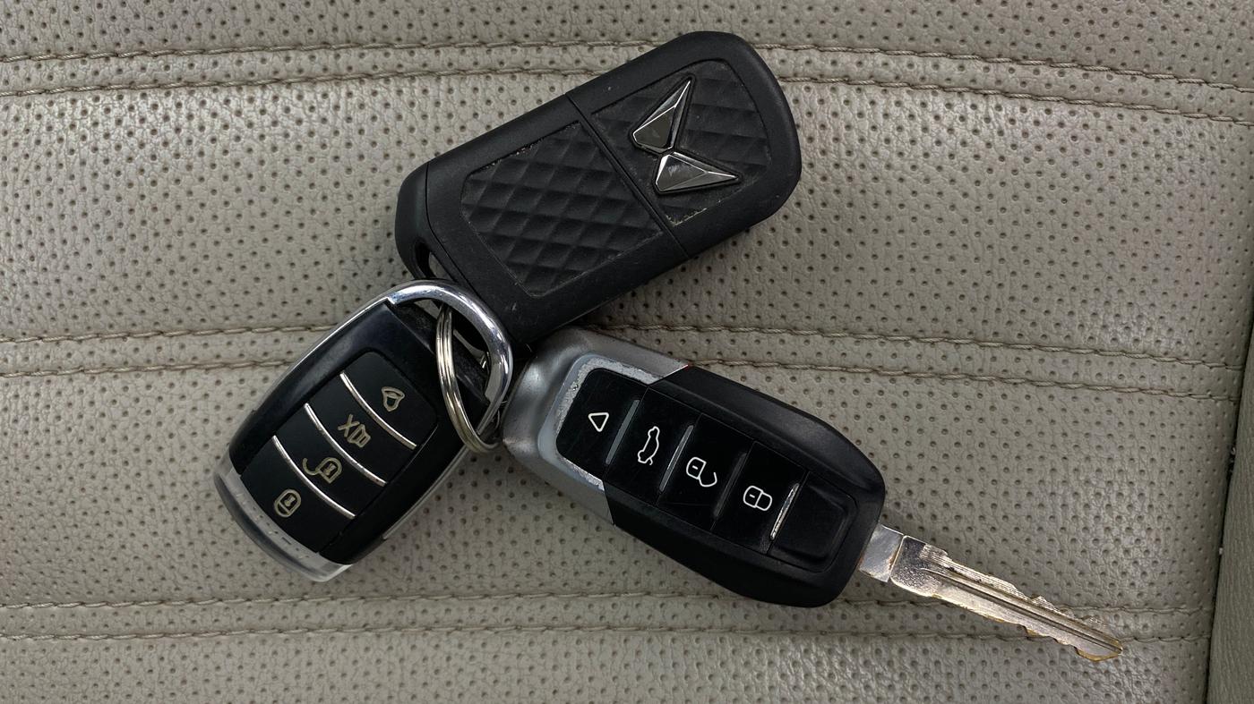 2022 Mahindra XUV300 W4 1.2 PETROL, Petrol, Manual, 1,08,779 km, Key Close Up