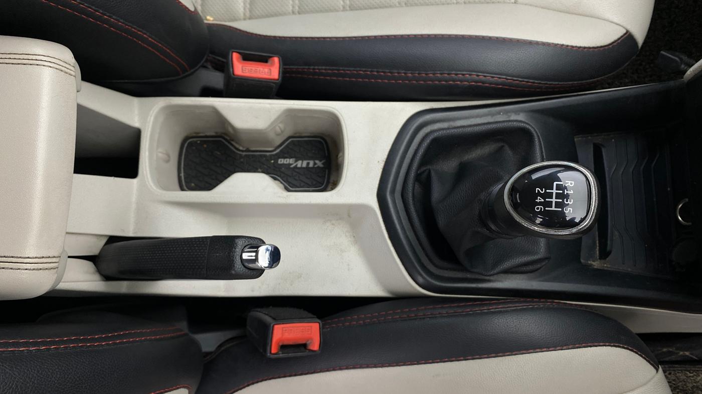 2022 Mahindra XUV300 W4 1.2 PETROL, Petrol, Manual, 1,08,779 km, Gear Lever