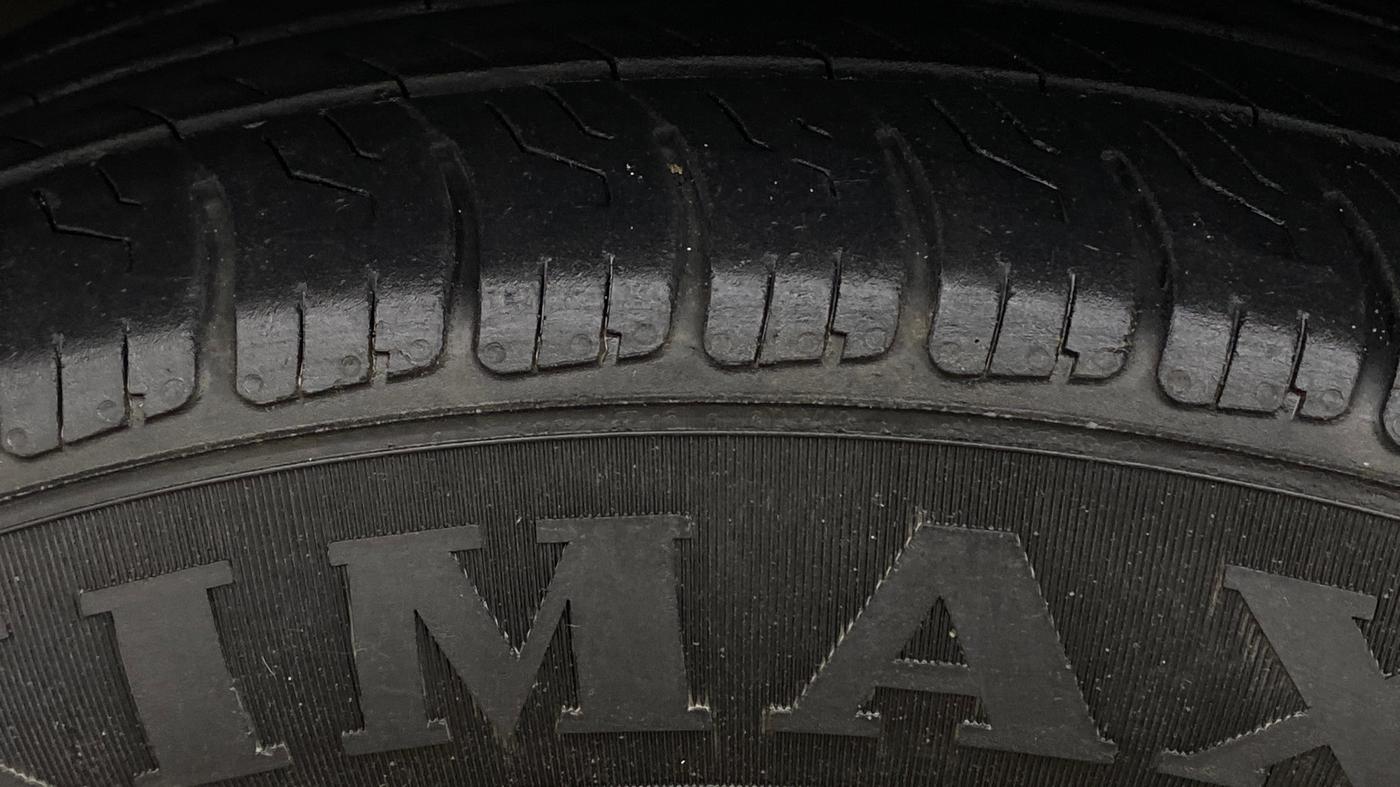 2022 Mahindra XUV300 W4 1.2 PETROL, Petrol, Manual, 1,08,779 km, Left Front Tyre Tread