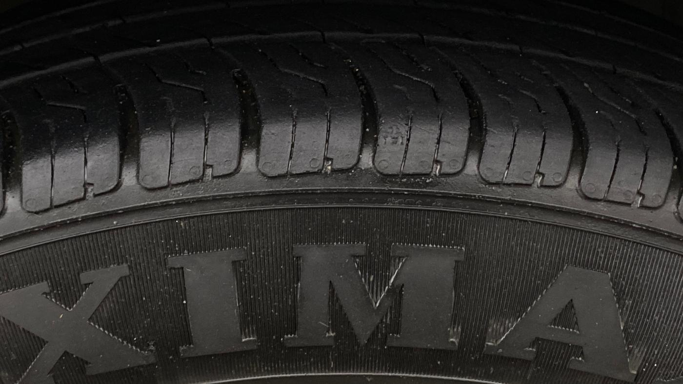 2022 Mahindra XUV300 W4 1.2 PETROL, Petrol, Manual, 1,08,779 km, Right Front Tyre Tread
