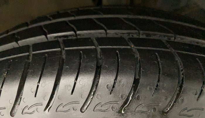 2017 Maruti Baleno DELTA PETROL 1.2, Petrol, Manual, 70,126 km, Right Front Tyre Tread