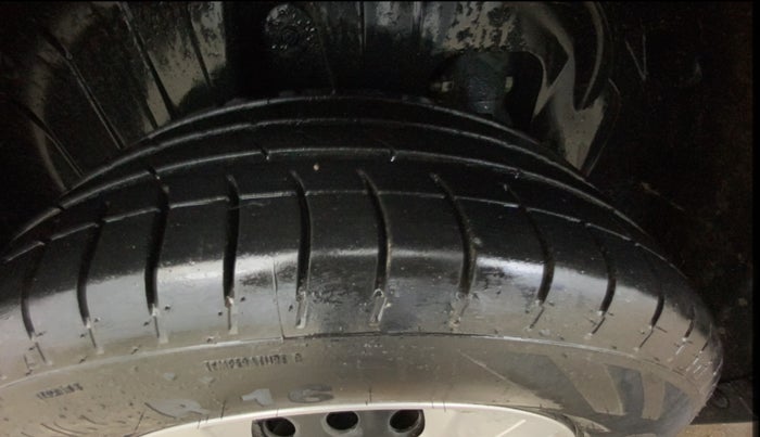 2021 Mahindra XUV300 W6 1.2 PETROL AMT, Petrol, Automatic, 63,607 km, Right Rear Tyre Tread