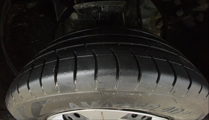 2021 Mahindra XUV300 W6 1.2 PETROL AMT, Petrol, Automatic, 63,607 km, Right Front Tyre Tread