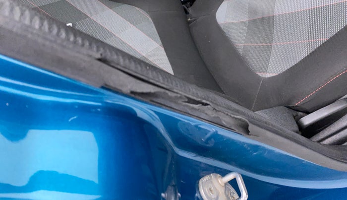 2021 Renault Kwid 1.0 RXT Opt, Petrol, Manual, 17,931 km, Driver-side door - Beading has minor damage
