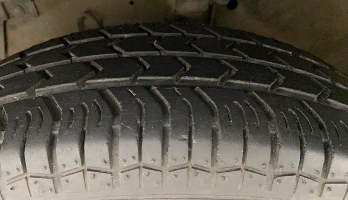 2014 Maruti Swift VXI, Petrol, Manual, 1,23,305 km, Left Front Tyre Tread