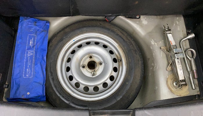 2014 Maruti Swift VXI, Petrol, Manual, 1,23,305 km, Dicky (Boot door) - Tool missing