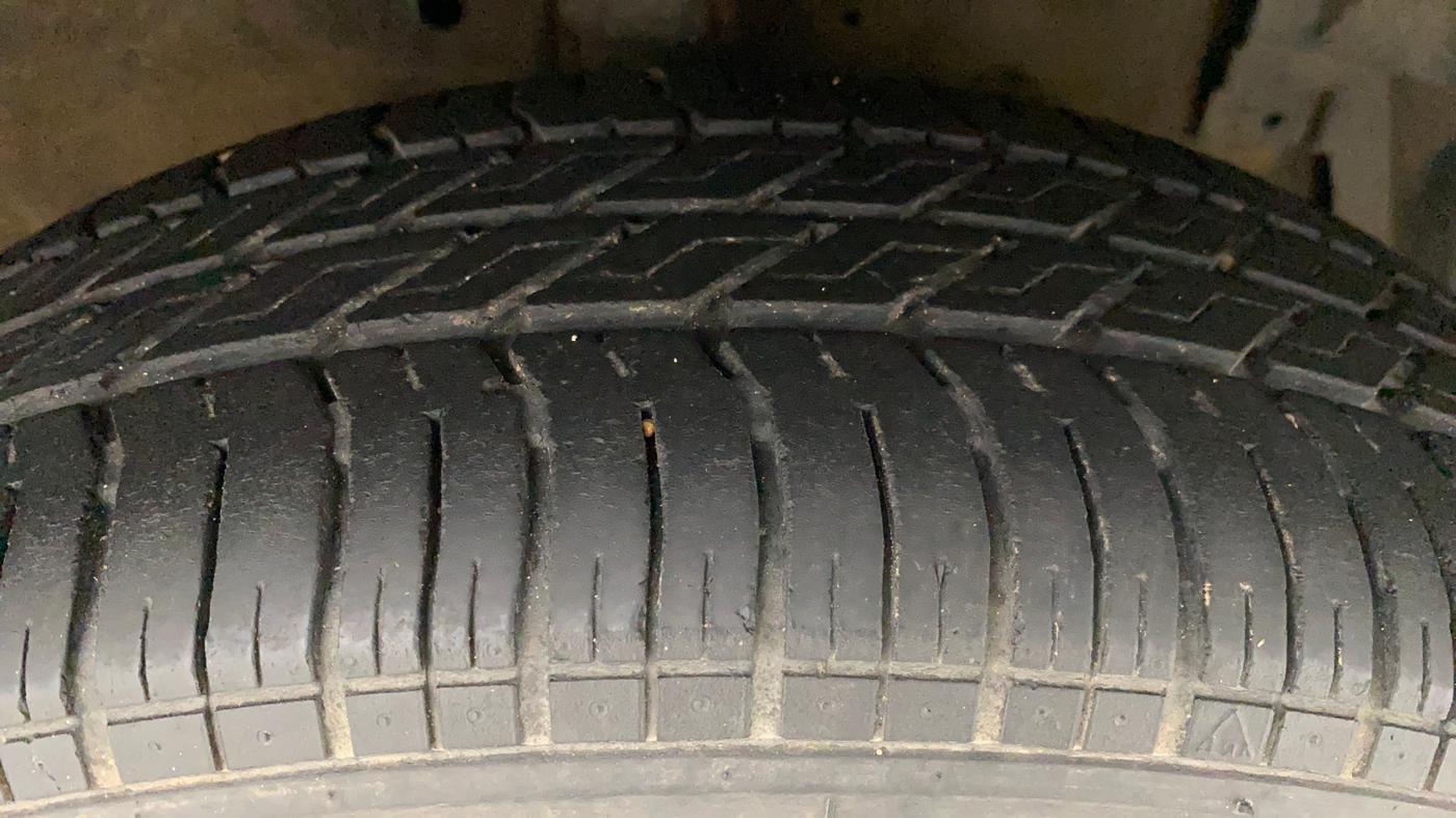 2014 Maruti Swift VXI, Petrol, Manual, 1,23,305 km, Right Front Tyre Tread