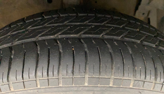 2014 Maruti Swift VXI, Petrol, Manual, 1,23,305 km, Right Front Tyre Tread
